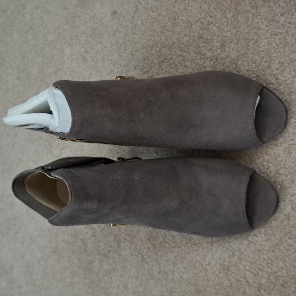 Liz Claiborne Shoes Size 9